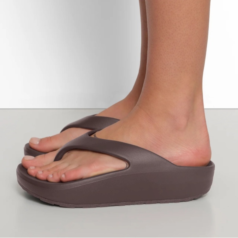 NWOB SKIMS molded sandals COCOA